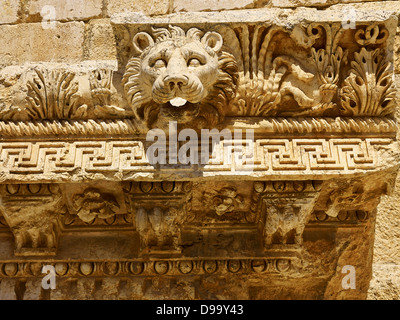 Détail corniche avec les lions head comme gargouille dans l'ancienne ville de Baalbek, Liban, Moyen-Orient Banque D'Images