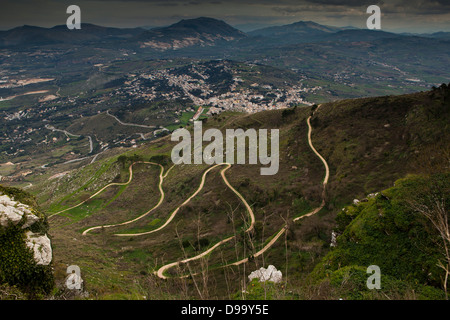 La vallée menant jusqu'à la ville d'Erice, Sicile. Banque D'Images