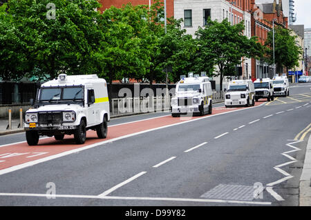 Belfast, en Irlande du Nord, 15 juin 2013. Des centaines de nouveaux véhicules blindés Landrovers ont été déployées sur les rues de Belfast. Certains, comme la première et quatrième dans ce convoi, l'armée britannique sont 'Snatch' landrovers, qui ont été peints dans des couleurs. PSNI Crédit : Stephen Barnes/Alamy Live News Banque D'Images
