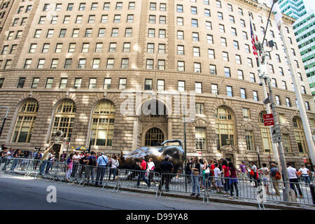 NEW YORK - 15 juin : les New-yorkais et attendre en ligne pour prendre une photo de la Statue de taureau de Wall Street à Bowling Green Park Banque D'Images