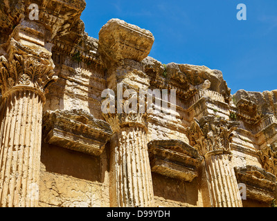 Temple de Bacchus, détail des colonnes avec chapiteaux, ancienne ville de Baalbek, Liban, Moyen-Orient Banque D'Images