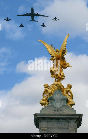 Flypast anniversaire de la Reine après Trooping the Colour, que la famille royale regarde depuis le balcon du palais de Buckingham. RAF, avions de la Royal Air Force Banque D'Images