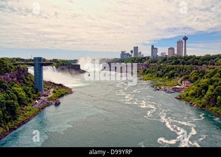 À la recherche de la rivière Niagara à l'égard des chutes canadiennes du pont Rainbow,sur la gauche est les États-Unis, le Canada est sur la droite. Banque D'Images