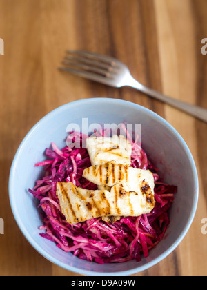 Le chou cru, pomme et betterave en salade avec du vinaigre de riz fromage halloumi grillé Banque D'Images