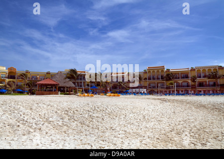 Vue d'un hôtel resort le long de la plage Banque D'Images