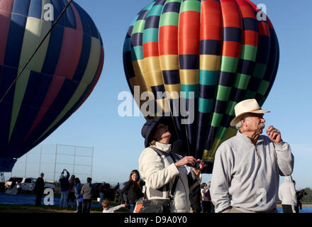 Windsor, California, USA. 15 Juin, 2013. Environ 30 montgolfières flottaient dans le ciel comme des milliers de personnes se sont présentées pour le Comté de Sonoma's Hot Air Balloon Classic à Keiser Community Park. Maintenant dans sa 23e année, le ballon à air chaud est un événement de collecte de fonds à but non lucratif au profit de la fondation d'éducation et de Windsor Redwood Empire Banque alimentaire. L'une des vues les plus spectaculaires au cours de l'événement est la patrouille de l'aube. Ces lève-tôt commencer avant la lumière du jour pour lancer à 5:00 le matin. Credit : ZUMA Press, Inc./Alamy Live News Banque D'Images