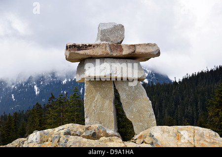 Inukshuk, Parc olympique de Whistler, Canada, avec des montagnes en arrière-plan Banque D'Images