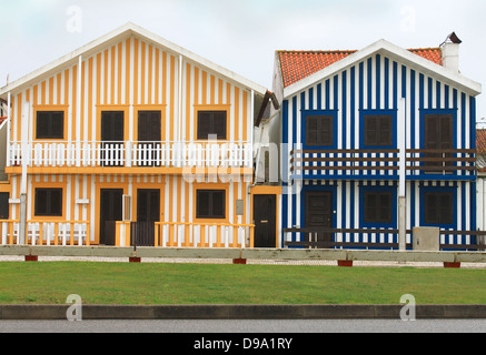 Costa Nova maisons de pêcheurs à rayures colorées en bleu et jaune des Beiras, Portugal, Europe Banque D'Images