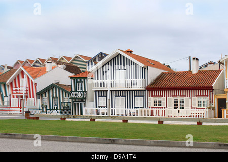 Costa Nova maisons de pêcheurs à rayures colorées en rouge, vert, noir et jaune de la Beiras, Portugal, Europe Banque D'Images
