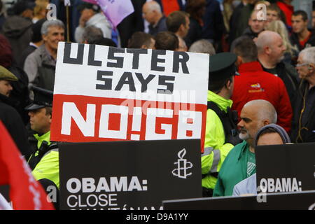 Belfast, Royaume-Uni. 15 juin 2013. Un manifestant tient une pancarte qui dit "Ulster dit non ! G8'. Les syndicalistes ont défilé à Belfast en vue du sommet du G8 qui se tiendra en Irlande du Nord. Les organisateurs ont appelé à un défi à l'ordre du jour du sommet, les dirigeants du monde présents à l'appel à promouvoir un monde plus juste pour tout le monde. Crédit : Michael Debets/Alamy Live News Banque D'Images