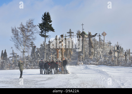 Les personnes prenant des photos à la colline des croix (Kryziu Kalnas) près de Vilnius, Lituanie Banque D'Images