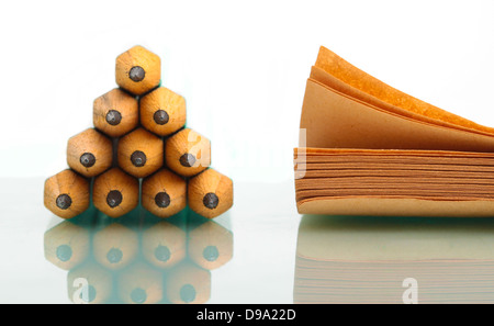 Pile crayon et bloc-notes sur l'isolement. Banque D'Images