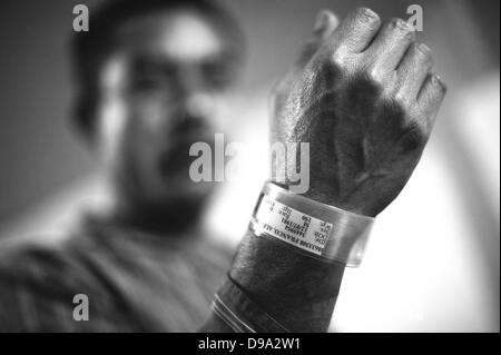 25 avril 2013 - Nogales, Sonora, Mexique - ALFREDO FRANCO affiche son opération rationaliser au bracelet abri San Juan Bosco. (Crédit Image : ©/zReportage s Seberger via ZUMA) Banque D'Images