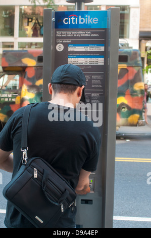 L'achat d'un homme CitiBike passent sur West Broadway dans le quartier de Manhattan Soho. Banque D'Images