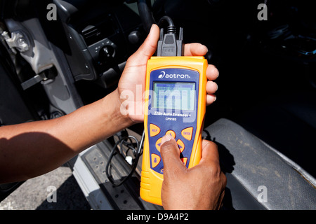Mécanicien d'automobile à l'aide de diagnostic auto scanner (scanner OBD II) - USA Banque D'Images