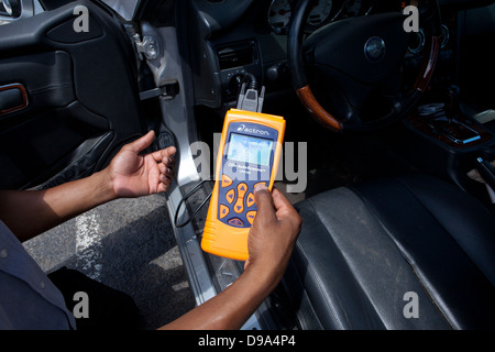 Mécanicien d'automobile à l'aide de diagnostic auto scanner (scanner OBD II) - USA Banque D'Images