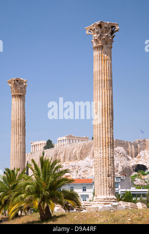 Colonnes corinthiennes au Temple de Zeus olympique avec vue sur le Parthénon et l'acropole en arrière-plan Banque D'Images