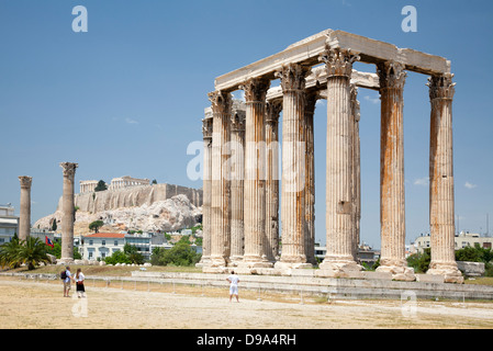 Touristes regardant le Temple de Zeus Olympien avec le Parthénon et l'acropole en arrière-plan, Athènes, Grèce Banque D'Images