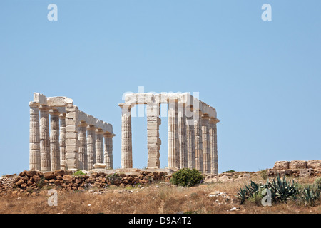 Temple de Poséidon, ancien sanctuaire religieux grec construit à la pointe de la péninsule Attique en Grèce continentale à partir de marbre blanc local Banque D'Images