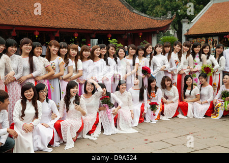 Les jeunes diplômés des collèges féminins posent pour un portrait au Temple de la littérature à Hanoi, Vietnam, Asie du sud-est Banque D'Images