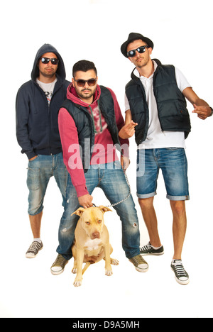 Trois rappeurs types avec des lunettes de soleil et pitbull chien isolé sur fond blanc Banque D'Images