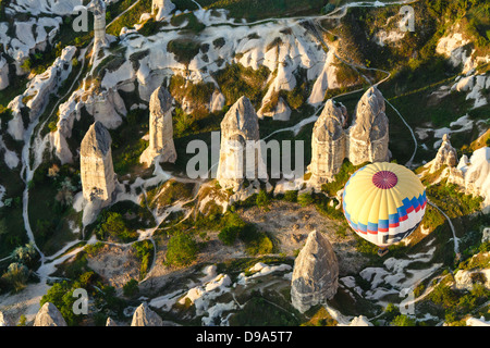 Photographie aérienne d'un paysage de montagnes de La Cappadoce à partir d'un ballon à air chaud Banque D'Images