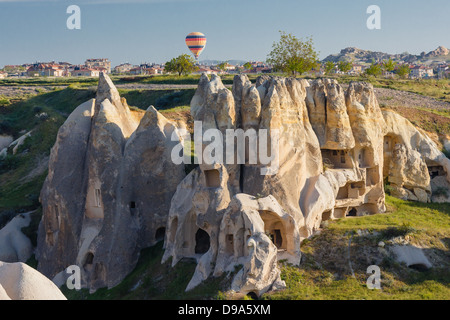 Photographie aérienne d'un paysage de montagnes de La Cappadoce à partir d'un ballon à air chaud Banque D'Images