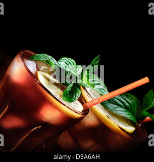 Cocktail Cuba Libre sur fond de bois rustique Banque D'Images