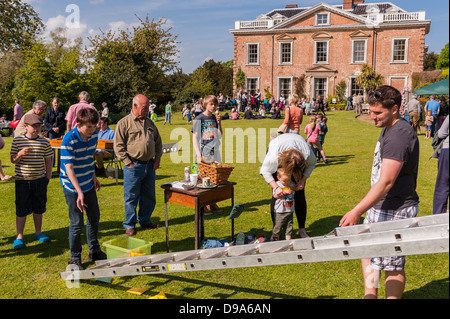 Un garçon jouant l'échelle et à un jeu de pouf fête du village à Sotterley Hall à Sotterley , Suffolk , Angleterre , Angleterre , Royaume-Uni Banque D'Images