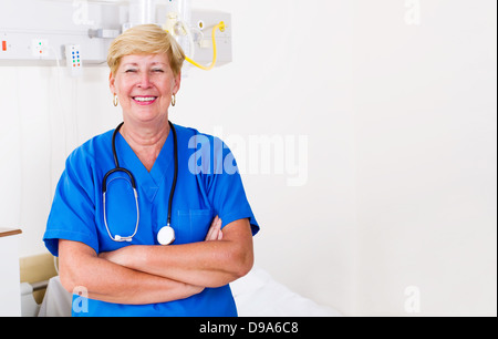 Happy senior female doctor woman in hospital ward Banque D'Images