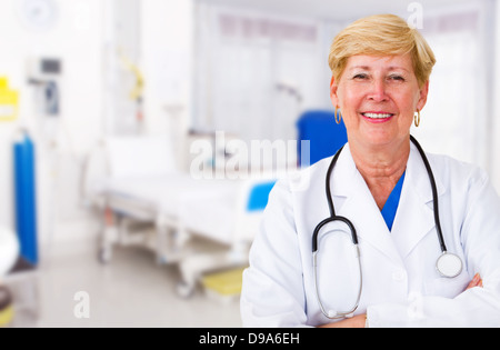 Senior female doctor in hospital ward Banque D'Images