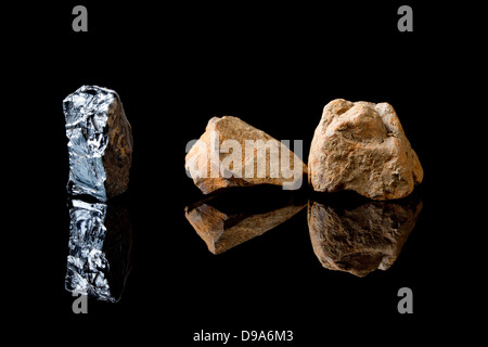 Deux formes d'apparition de l'oxyde de fer ou minéral hématite cristal, considéré comme l'une des pierres semi-précieuses Banque D'Images