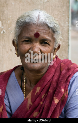 L'Asie, l'Inde, Karnataka, Sravanabelagola, Portrait d'une femme indienne Banque D'Images