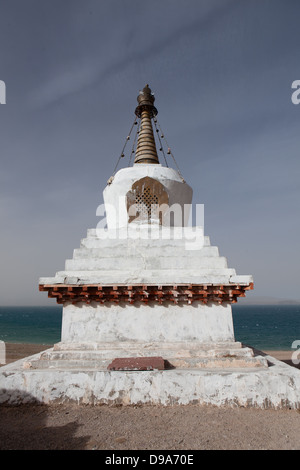 Le Lac Namtso, le lac céleste au Tibet, l'hiver, une Pagode blanche du lac côté Banque D'Images