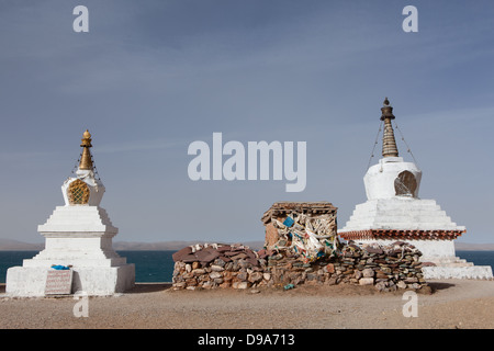 Le Lac Namtso, le lac céleste au Tibet, l'hiver, deux white Pagoda et Marnyi face pierre le lac Banque D'Images