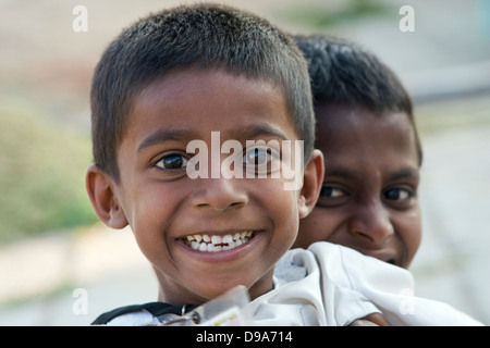 L'Asie, l'Inde, Karnataka, Shravanabelagola, portrait de deux garçons indiens Banque D'Images