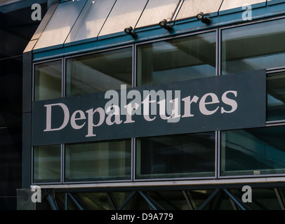LONDRES, Royaume-Uni, 25 MAI 2013 : panneau départs à l'aéroport de Heathrow Banque D'Images