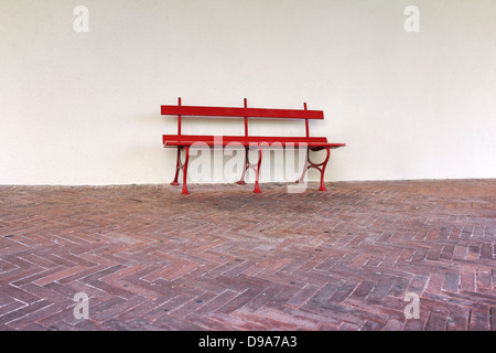 Vieux banc en face du mur Banque D'Images