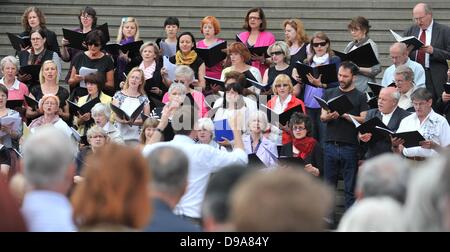 Berlin, Allemagne. 16 Juin, 2013. Les membres de divers chœurs chantent en face de la salle de spectacles au Gendarmenmarkt à Berlin, Allemagne, 16 juin 2013. Photo : PAUL ZINKEN/dpa/Alamy Live News Banque D'Images