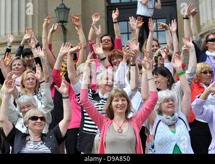 Berlin, Allemagne. 16 Juin, 2013. Les membres de divers chœurs chantent en face de la salle de spectacles au Gendarmenmarkt à Berlin, Allemagne, 16 juin 2013. Photo : PAUL ZINKEN/dpa/Alamy Live News Banque D'Images