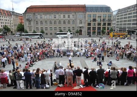 Berlin, Allemagne. 16 Juin, 2013. Les membres de divers chœurs chantent en face de la salle de spectacles au Gendarmenmarkt à Berlin, Allemagne, 16 juin 2013. Photo : PAUL ZINKEN/dpa/Alamy Live News Banque D'Images