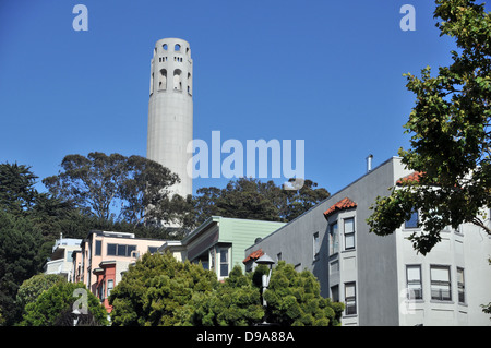 Vue de la Coit Tower à partir de la plage du nord, San Francisco, Californie, sur un bel après-midi d'été en juillet. Banque D'Images