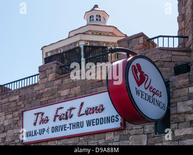 LAS VEGAS, NEVADA, États-Unis - 04 JUIN 2013 : panneaux au-dessus de la chapelle de mariage de Las Vegas - la voie rapide Banque D'Images