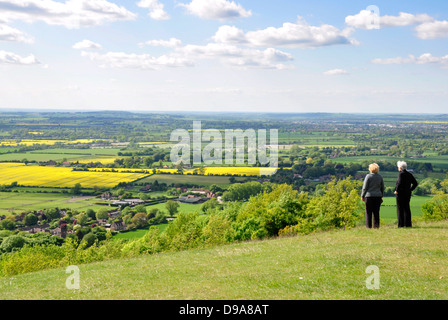 Argent - Chiltern Hills - paysage - de Coombe Hill sur Aylesbury Vale - soleil du printemps  + Couleurs - couple enjoying view Banque D'Images