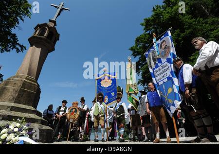 Berg au Lac de Starnberg, Allemagne. 16 Juin, 2013. Adepte de Louis II de Bavière assister à un service commémoratif à Berg au Lac de Starnberg, Allemagne, 16 juin 2013. L 'Association Ludwig II - Votre Loyals' célèbre chaque année un service commémoratif à Berg au Lac de Starnberg où le monarque bavarois s'est noyé le 13 juin 1886. Photo : Andreas GEBERT/dpa/Alamy Live News Banque D'Images