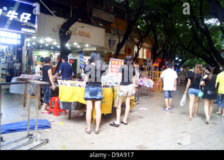 Shenzhen xixiang rue piétonne, il y a beaucoup de vendeurs qui vendent des biens sur la façon d'influencer les gens à marcher. En Chine. Banque D'Images