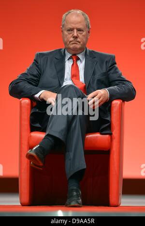 Berlin, Allemagne. 16 Juin, 2013. Candidat chancelier du SPD Peer Steinbrueck est visiblement se déplace par son épouse discours du président lors de la convention du parti du SPD à Berlin, Allemagne, 16 juin 2013. Photo : BRITTA PEDERSEN/dpa/Alamy Live News Banque D'Images