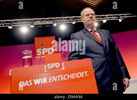 Berlin, Allemagne. 16 Juin, 2013. Candidat chancelier du SPD Peer Steinbrueck se tient sur scène à la convention du parti du SPD à Berlin, Allemagne, 16 juin 2013. Photo : BRITTA PEDERSEN/dpa/Alamy Live News Banque D'Images