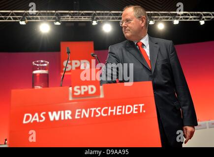 Berlin, Allemagne. 16 Juin, 2013. Candidat chancelier du SPD Peer Steinbrueck se dresse sur la scène à la convention du parti du SPD à Berlin, Allemagne, 16 juin 2013. Photo : BRITTA PEDERSEN/dpa/Alamy Live News Banque D'Images