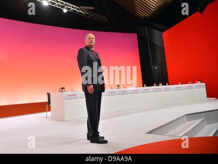 Berlin, Allemagne. 16 Juin, 2013. Candidat chancelier du SPD Peer Steinbrueck se tient sur scène à la convention du parti du SPD à Berlin, Allemagne, 16 juin 2013. Photo : BRITTA PEDERSEN/dpa/Alamy Live News Banque D'Images